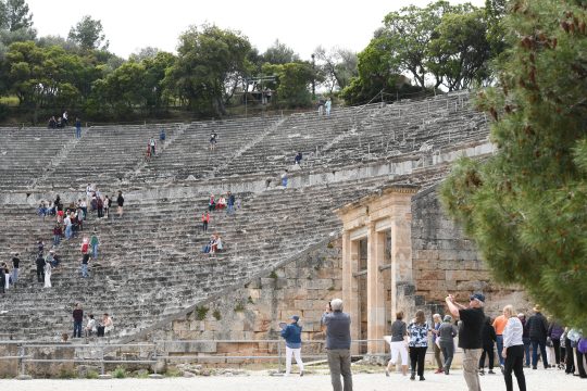 Personen in einem antiken Bau